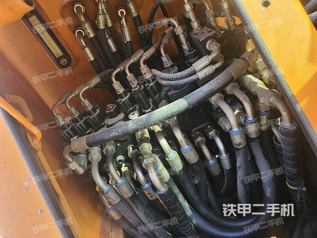 回转马达和主控阀（整机外观）