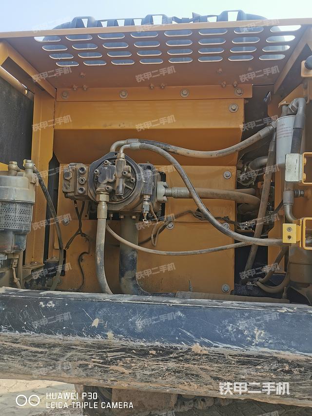 液压泵舱室正面整体（整机外观）