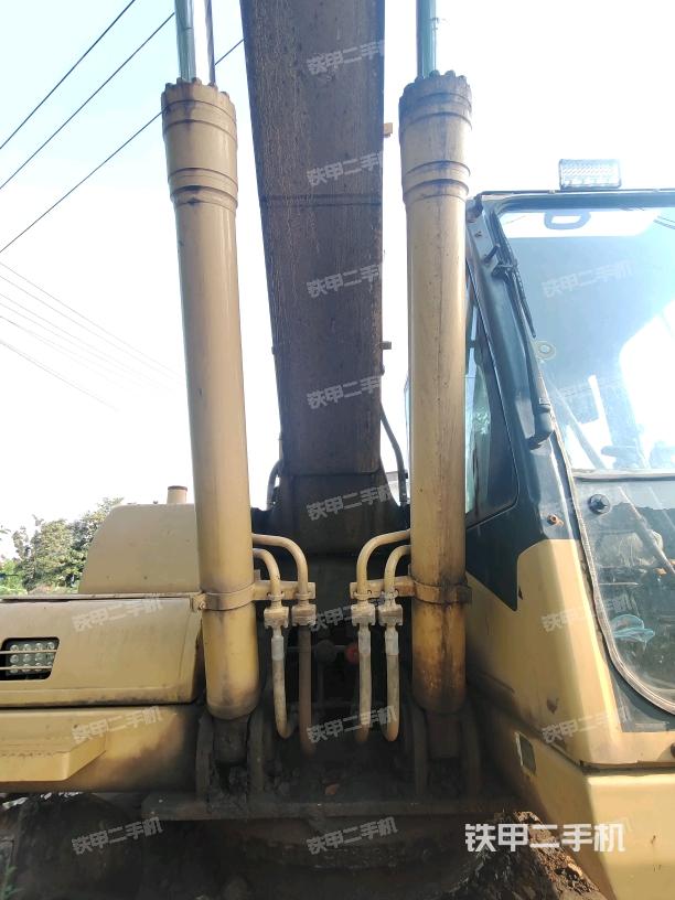 大臂油缸整体 竖拍（工作和回转装置）