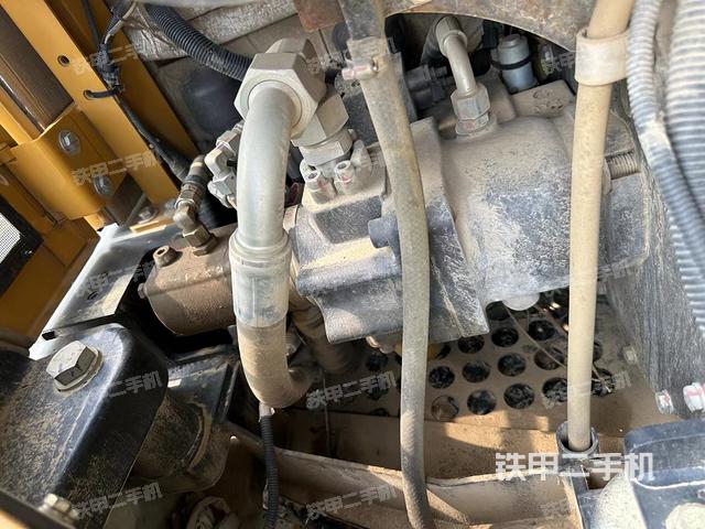 液压泵舱室正面整体（整机外观）