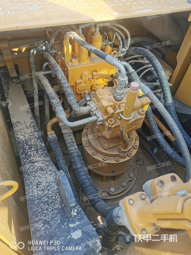 回转马达和主控阀（整机外观）