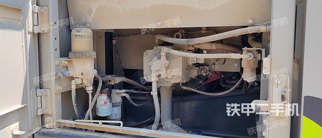 液压泵舱室正面整体（整机外观）