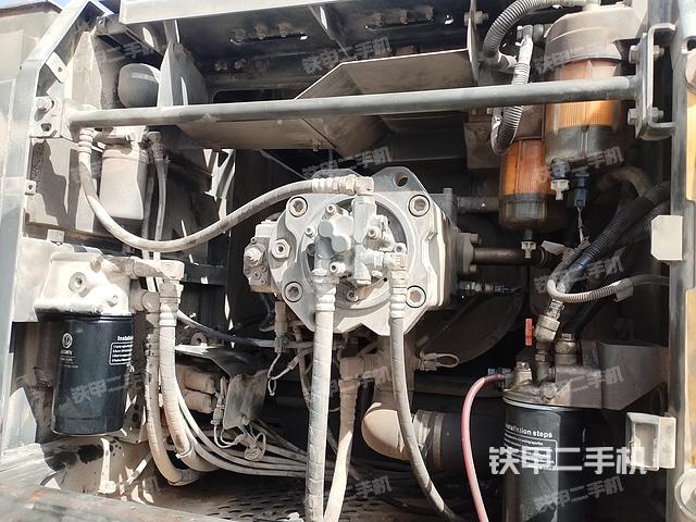 液压泵舱室正面整体（整机外观）