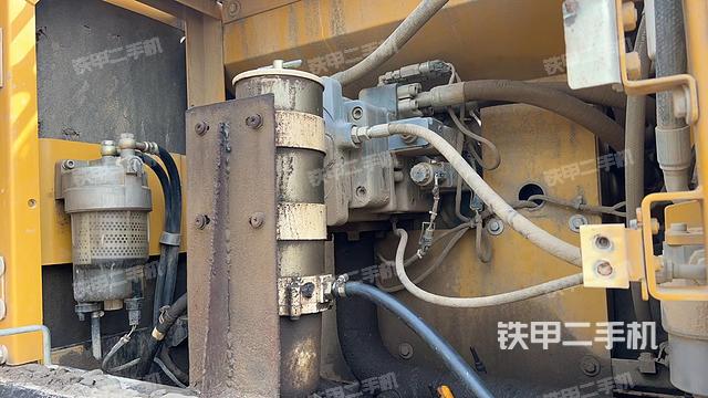 液压泵舱室正面整体（整机外观）