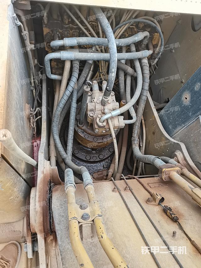 回转马达和主控阀（整机外观）