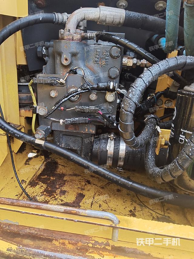 液压泵舱室正面整体（整机外观）