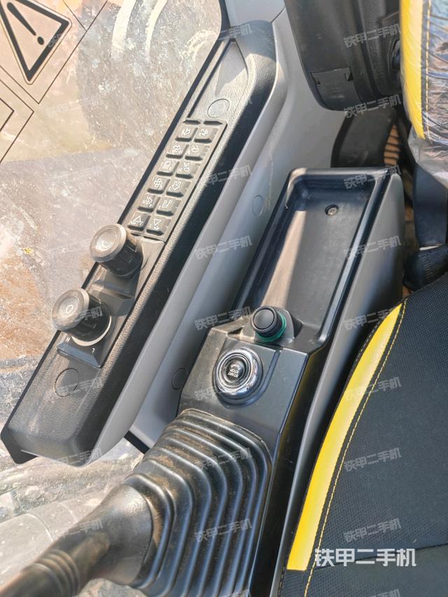 座椅左側(cè)控制臺/音響/含左手柄（駕駛室部分）