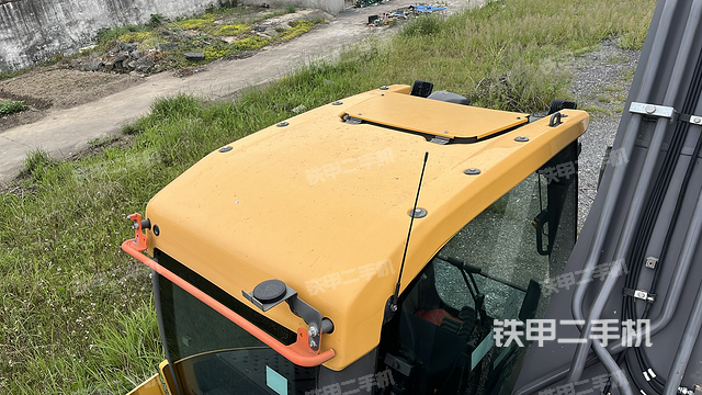 驾驶室顶部（整机外观）