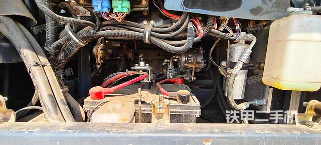 液压泵舱室正面整体（整机外观）