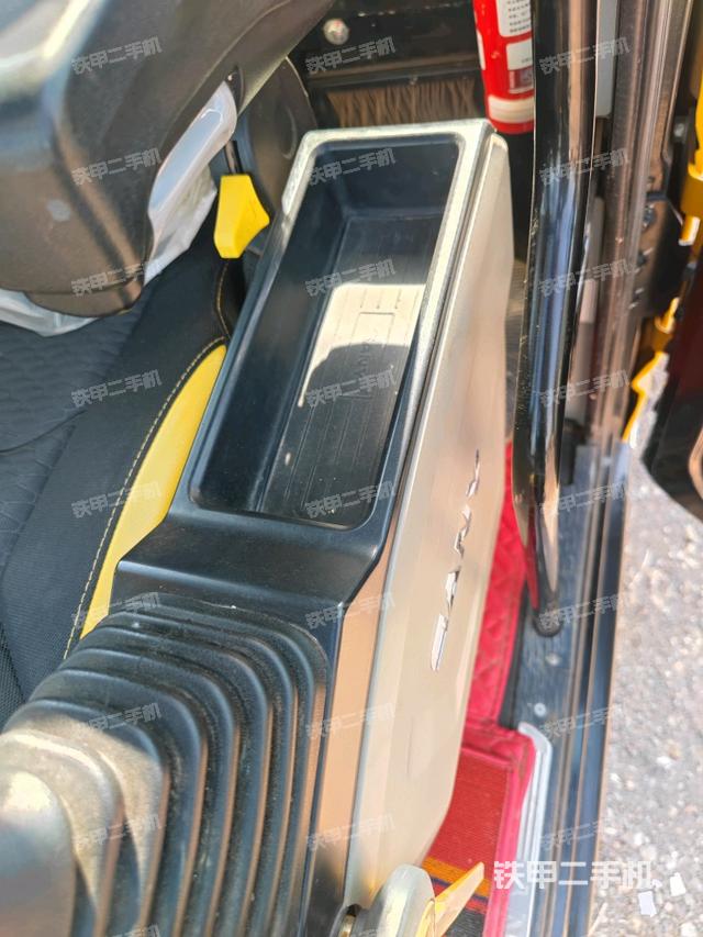 座椅右側(cè)控制臺/鑰匙門/油門/含右手柄（駕駛室部分）