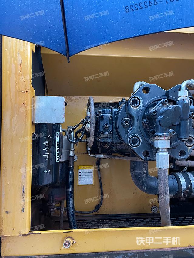 液压泵舱室正面整体（整机外观）