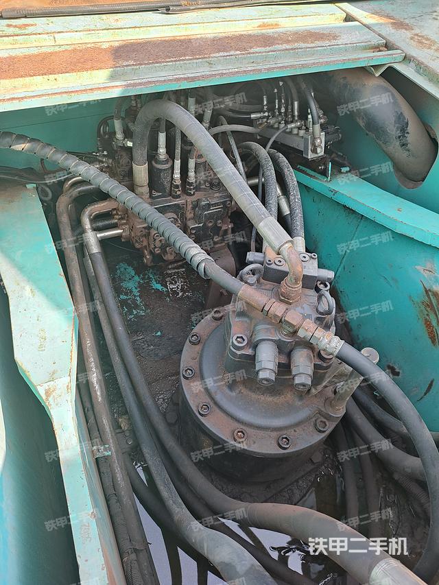 回转马达和主控阀（整机外观）