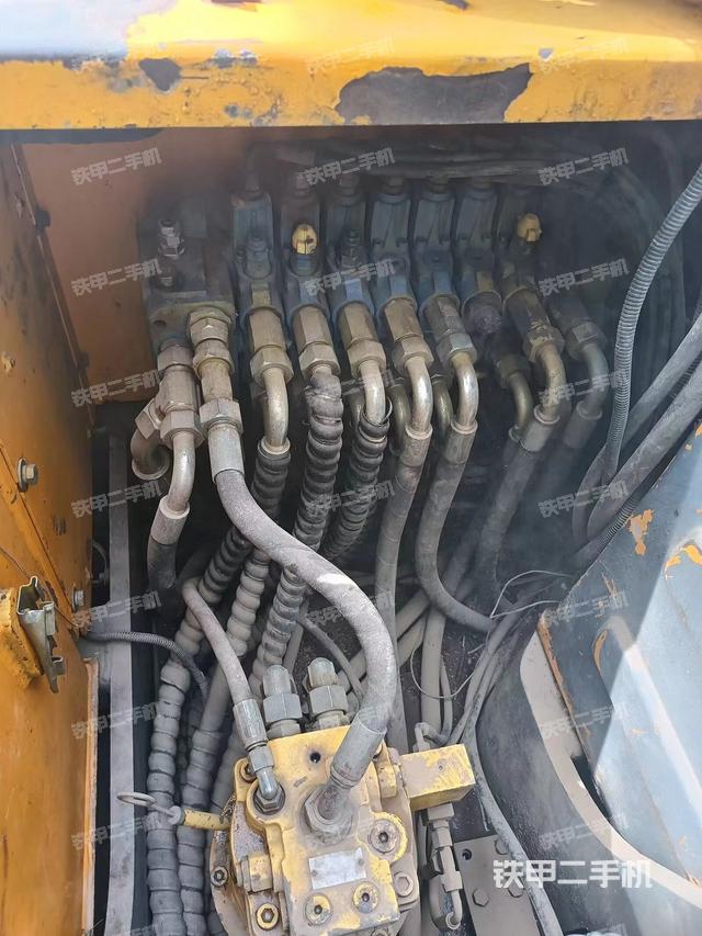 回转马达和主控阀（整机外观）