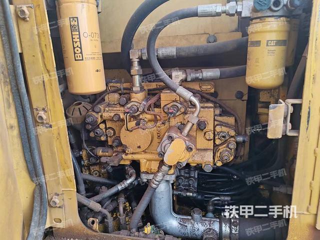 液压泵舱室正面整体（整机外观）