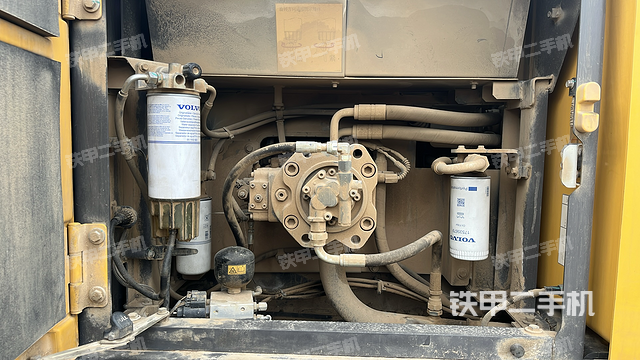 液压泵舱室正面整体（整机外观）