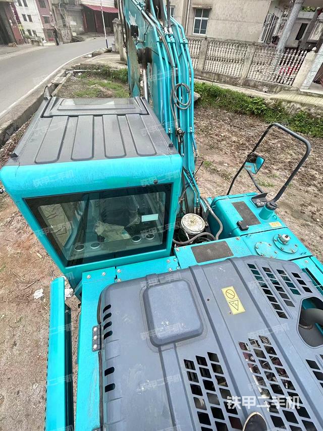 驾驶室顶部（整机外观）