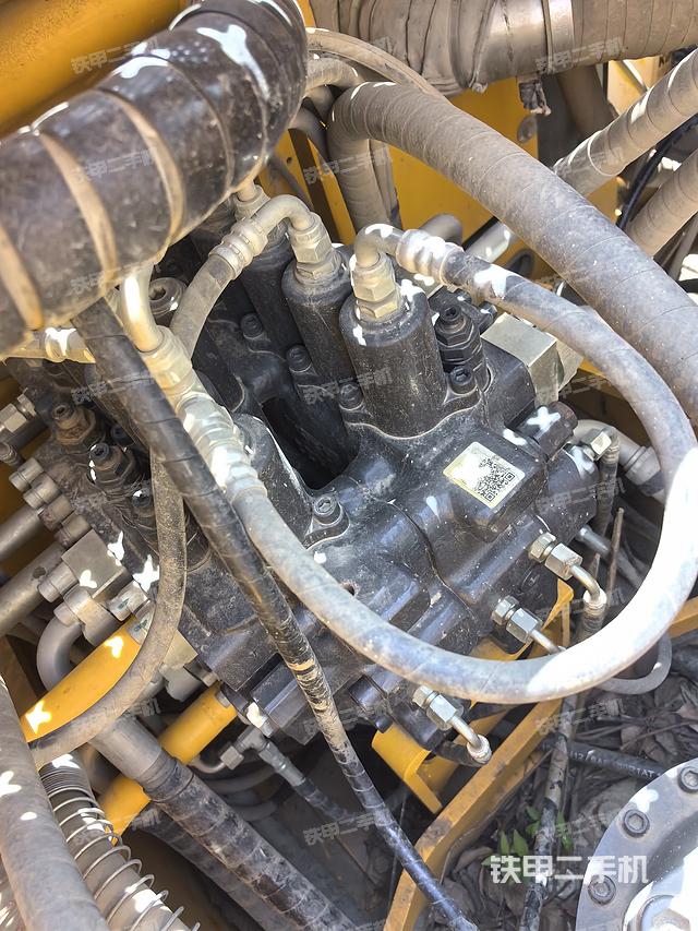 回转马达和主控阀（整机外观）