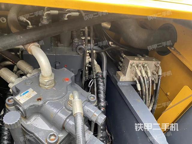 液压泵舱室正面整体（整机外观）