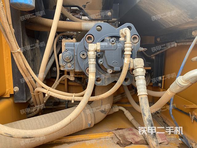 液压泵舱室正面整体（整机外观）