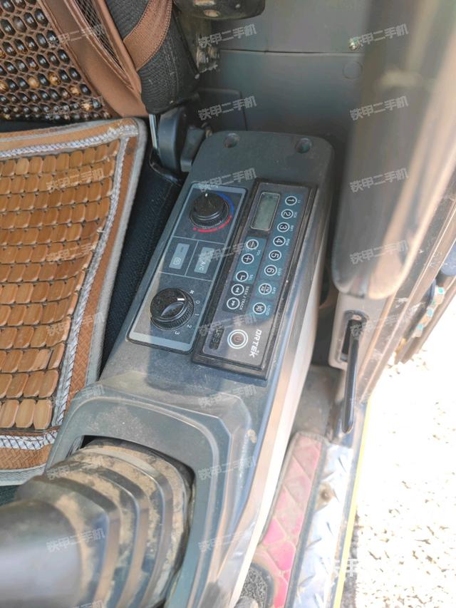 座椅右側(cè)控制臺(tái)/鑰匙門(mén)/油門(mén)/含右手柄（駕駛室部分）