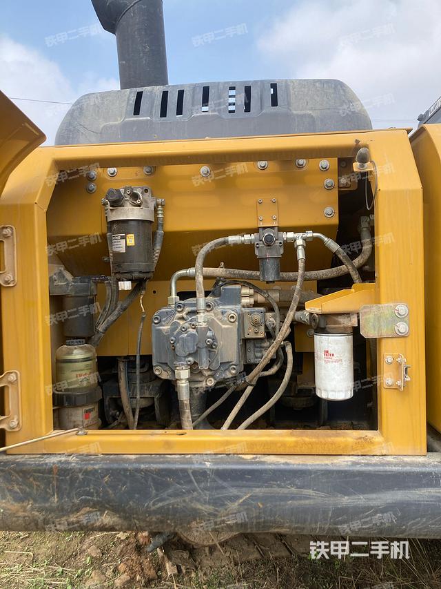 液压泵舱室正面整体（整机外观）