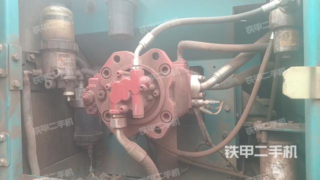 液压泵舱室正面整体（整机外观）