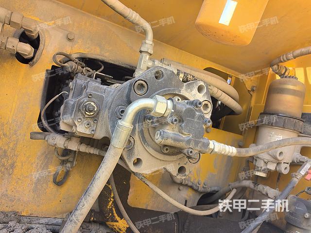 液压泵舱室正面整体（整机外观）