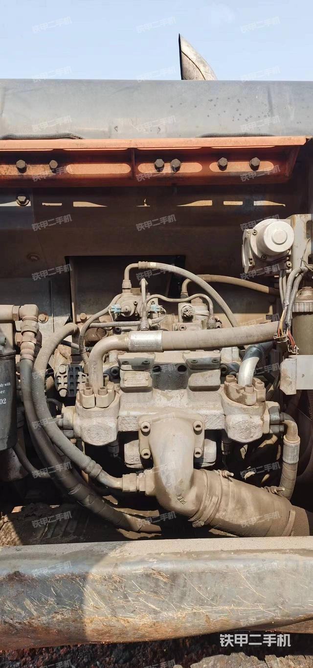 液压泵舱室正面整体（整机外观）