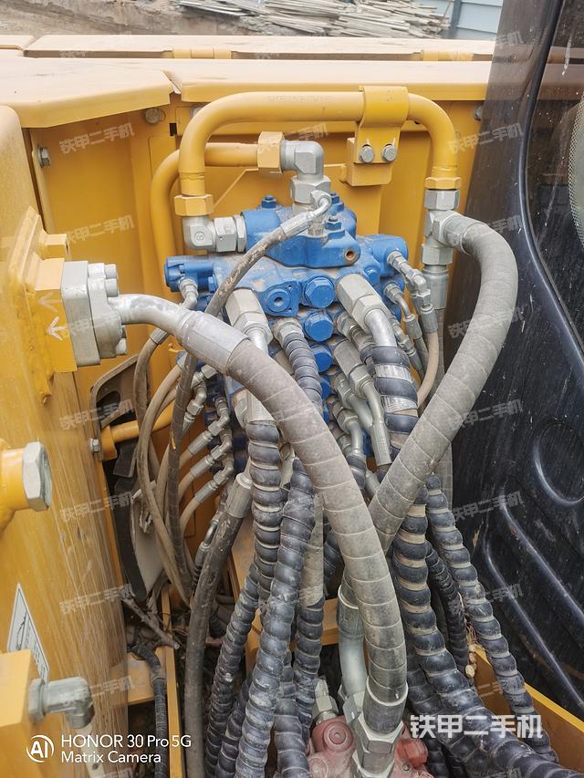 回转马达和主控阀（整机外观）