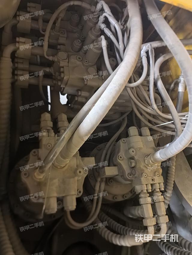 回转马达和主控阀（整机外观）