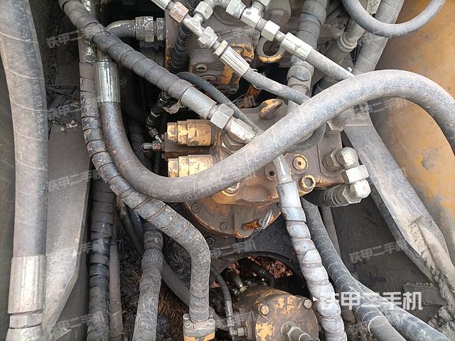 回转马达和主控阀（整机外观）