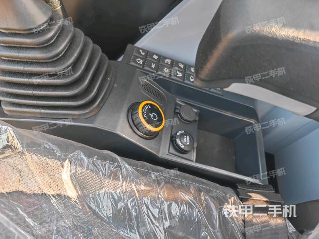 座椅左側(cè)控制臺/音響/含左手柄(駕駛室部分) 座椅左側(cè)控制臺/音響/含左手柄(駕駛室部分)