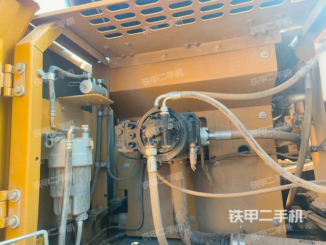 液压泵舱室正面整体（整机外观）