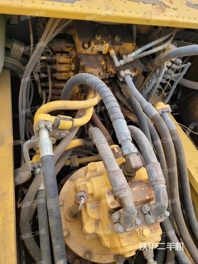 回转马达和主控阀（整机外观）