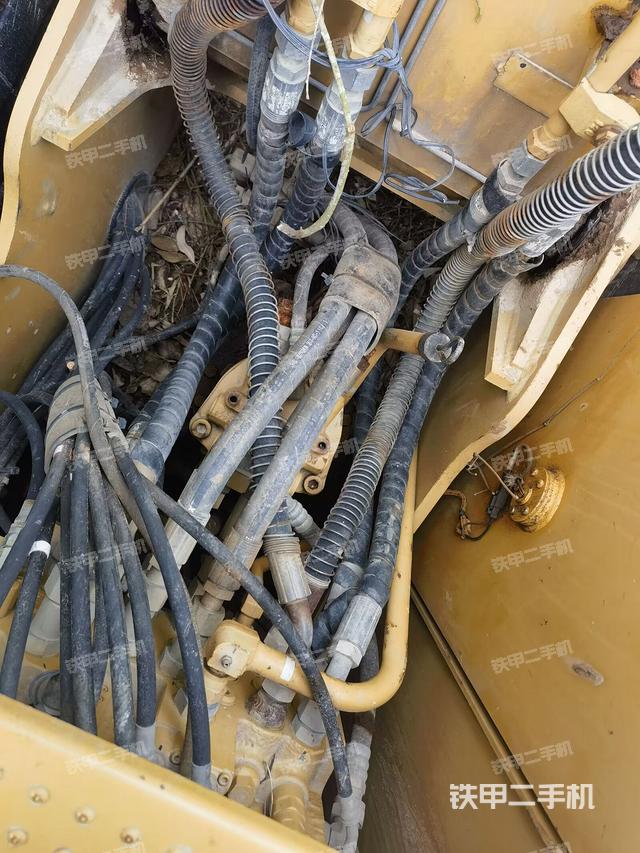 液压泵舱室正面整体（整机外观）