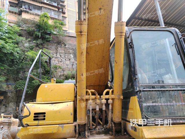 大臂油缸整体 竖拍（工作和回转装置）