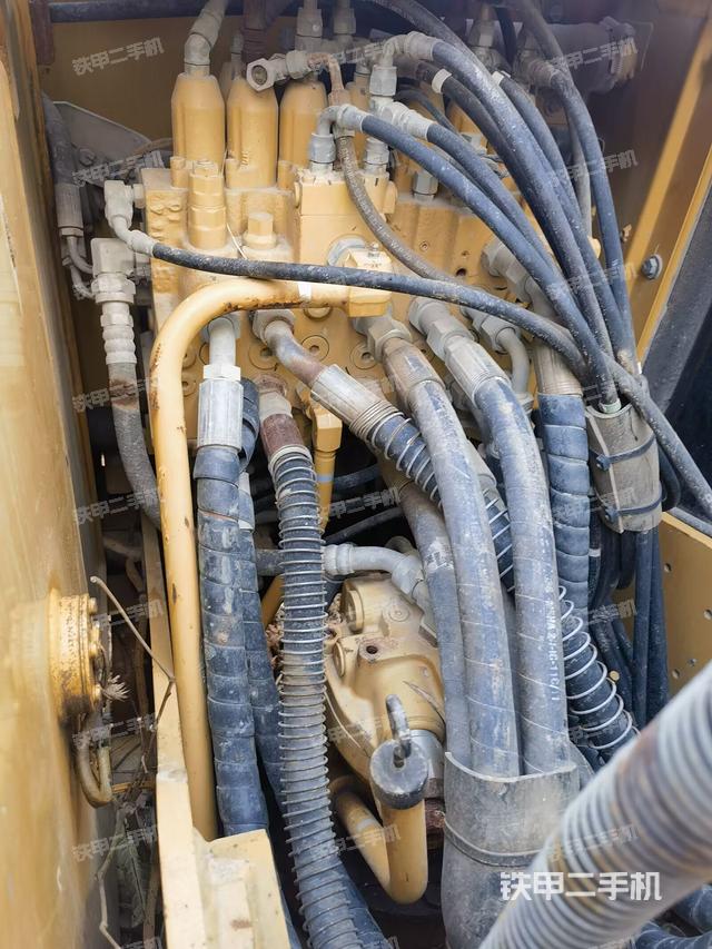 回转马达和主控阀（整机外观）