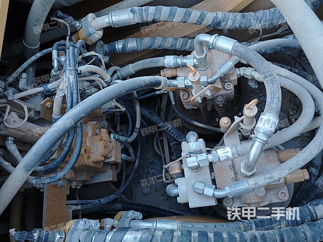 回转马达和主控阀（整机外观）