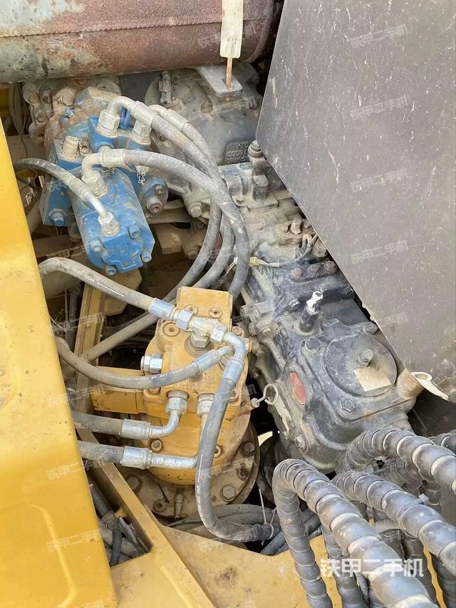 液压泵舱室正面整体（整机外观）