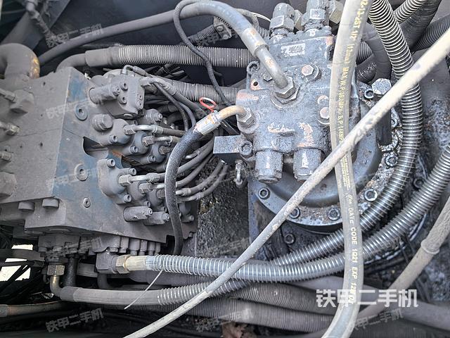 回转马达和主控阀（整机外观）