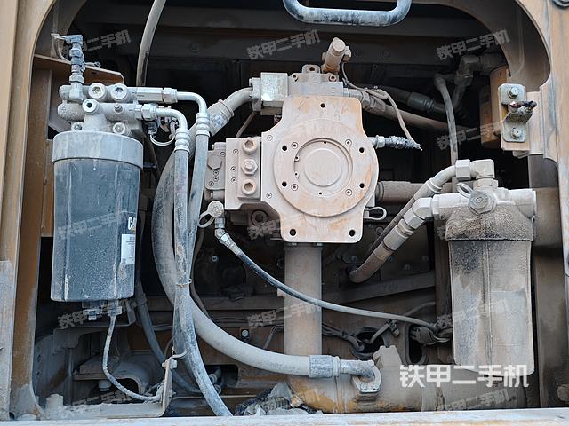 液压泵舱室正面整体（整机外观）