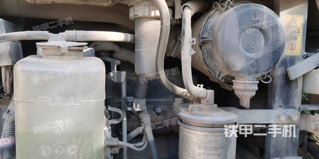 液压泵舱室正面整体（整机外观）