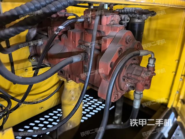 液压泵舱室正面整体（整机外观）