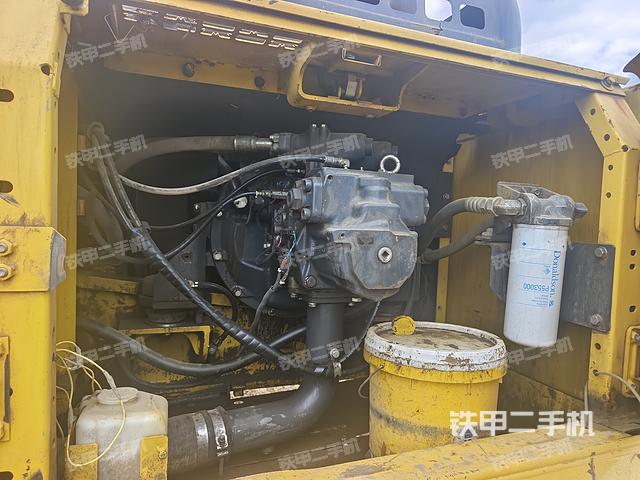 液压泵舱室正面整体（整机外观）