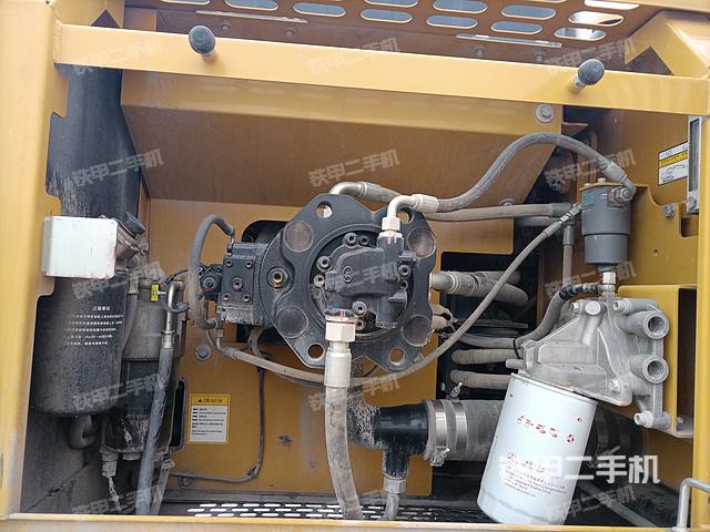 液压泵舱室正面整体（整机外观）