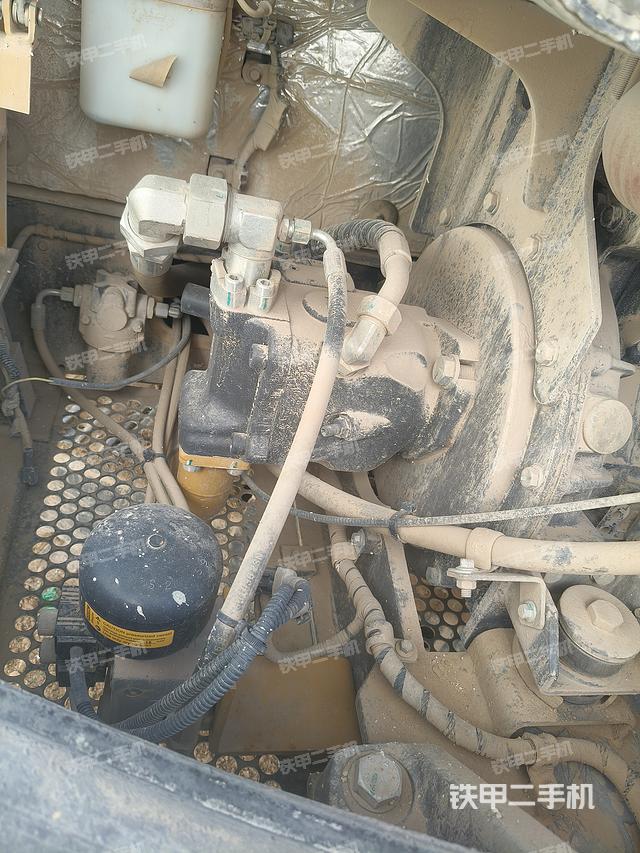 液压泵舱室正面整体（整机外观）