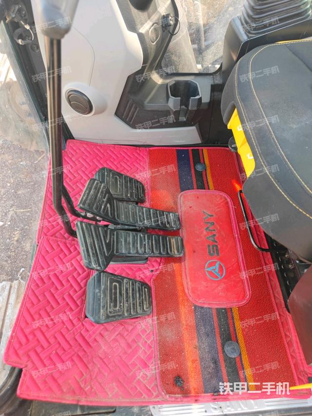 行走控制手柄和踏板?俯拍（駕駛室部分）