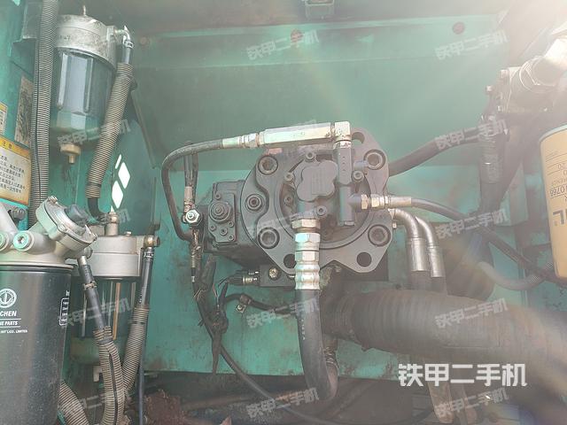 液压泵舱室正面整体（整机外观）