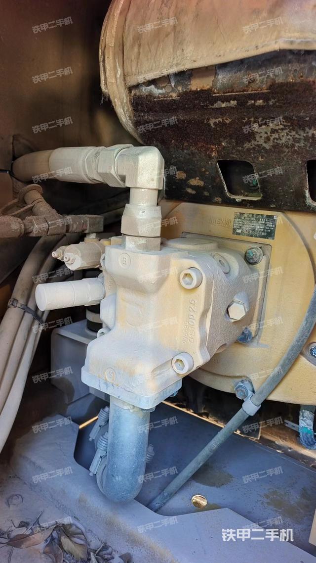 液压泵舱室正面整体（整机外观）