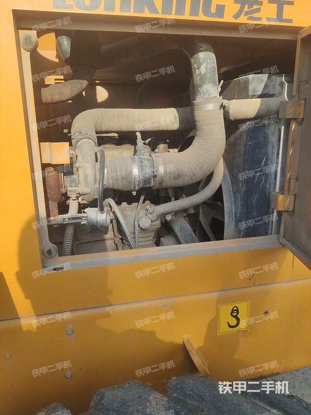 发动机左侧（整机外观及大件）